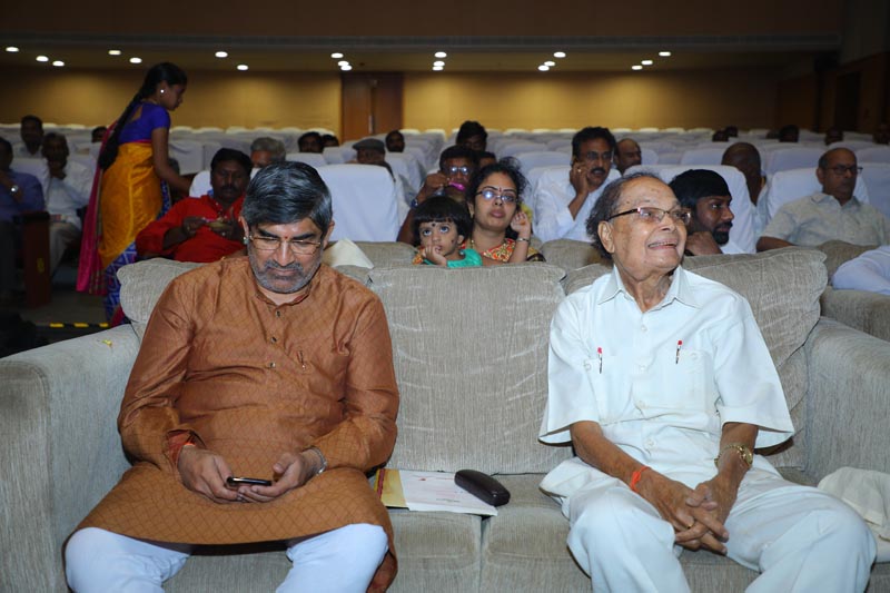 Sri Mulugu Ramalingeshwara Varaprasad Siddhanti was honoured with Jyotishyasastra Vignana Visharadha at Tummalapalli Kalakshetram, Vijayawada (87)